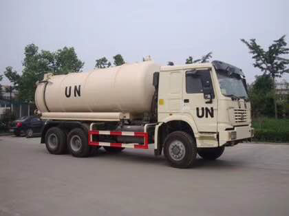 336 / 371HP Sinotruk 6x4 Truk Penyedot Limbah Vakum Standar Emisi Euro II