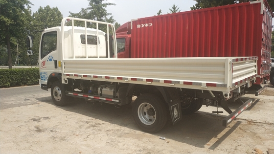 ISO Melewati Sinotruk 10T HOWO 4x2 Euro3 Light Cargo Truck Drive Tangan Kiri Dengan AC