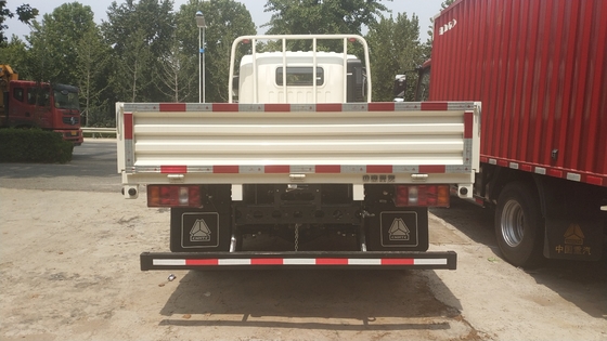 ISO Melewati Sinotruk 10T HOWO 4x2 Euro3 Light Cargo Truck Drive Tangan Kiri Dengan AC