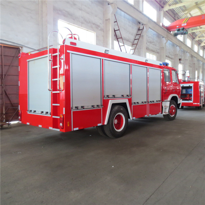 Truk Pemadam Kebakaran Merah 140KW 5000L Dongfeng 4 * 2