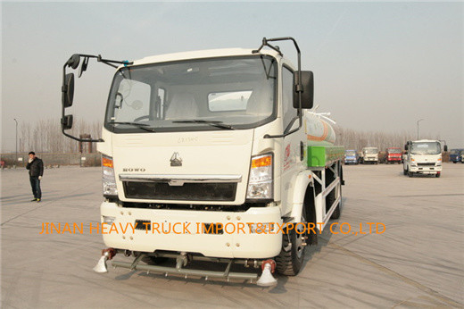 SINOTRUK Light Howo Water Sprinkler Truck 50000 Liter tangki air truk pemadam kebakaran