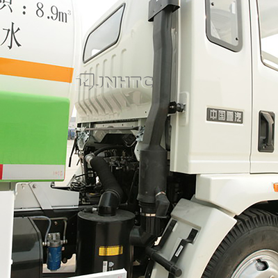 SINOTRUK HOWO Light Water Tank Truck 4x2 dengan Sprinkler Depan 14m