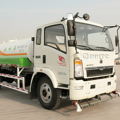 SINOTRUK HOWO Light Water Tank Truck 4x2 dengan Sprinkler Depan 14m