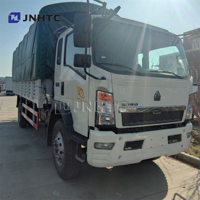 SINOTRUK HOWO Truk Militer 4X4 6X6 8X8 Transportasi Prajurit Dengan Kursi